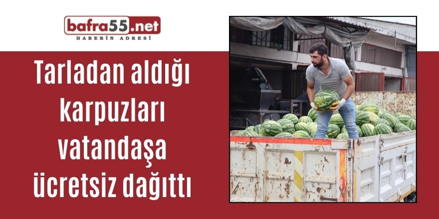 Tarladan aldığı karpuzları vatandaşa ücretsiz dağıttı