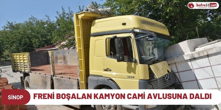 Freni boşalan kamyon cami avlusuna daldı