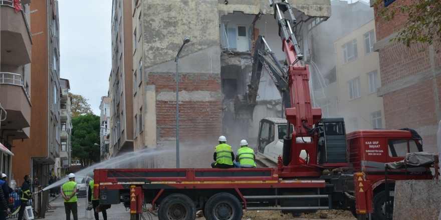 Sinop'ta temelinde kayma meydana gelen binada yıkım işlemleri başladı