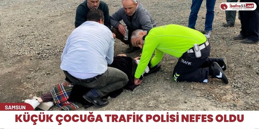 Küçük çocuğa trafik polisi nefes oldu