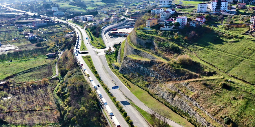 Deniz trafiği durunca  kilometrelerce tır kuyruğu oluştu