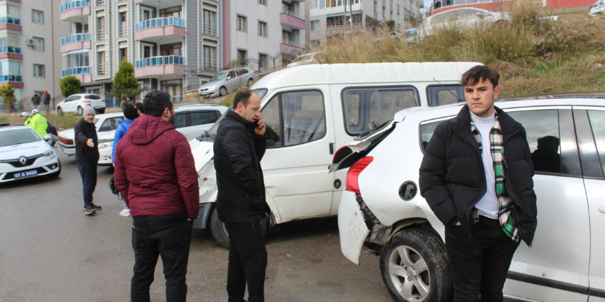 Sinop'ta kaza yapan sürücü aracı bırakıp kaçtı