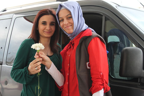 KADINLAR GÜNÜNE RAMİS GENÇ PETROL’DEN KARANFİLLİ KUTLAMA