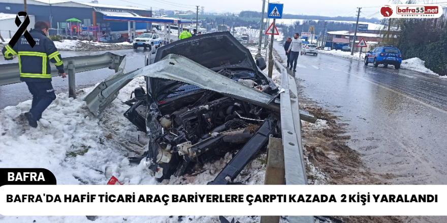Bafra'da Hafif Ticari Araç Bariyerlere Çarptı Kazada 2 Kişi Yaralandı