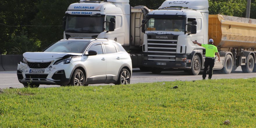 Samsun'da Kırmızı Işıkta Bekleyen Otomobile Arkadan Çarptı