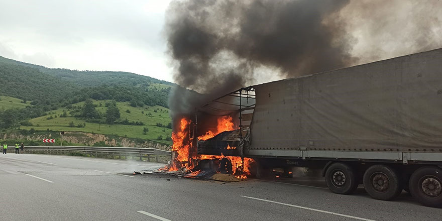 Samsun'da Arpa yüklü TIR alev alev yandı