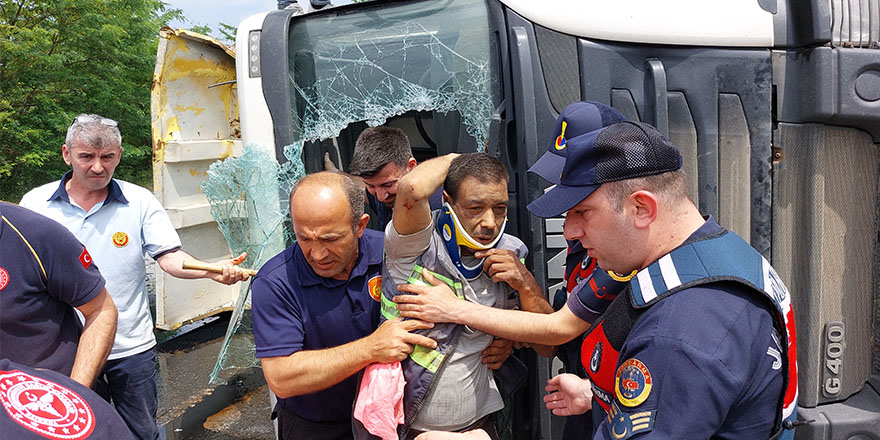Samsun'da Devrilen mıcır yüklü kamyonun sürücüsünü itfaiye camı kırarak çıkarttı