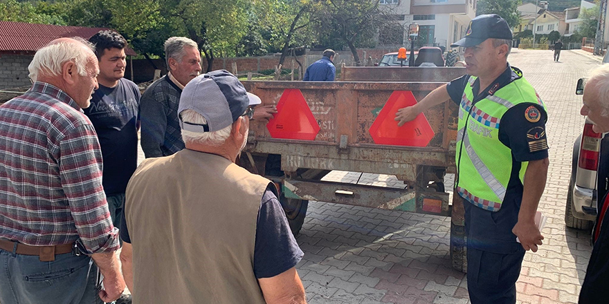 Sinop'ta Jandarmadan traktör sürücülerine reflektör desteği