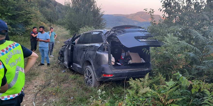 Ayancık'ta araç takla attı  kişi yaralandı