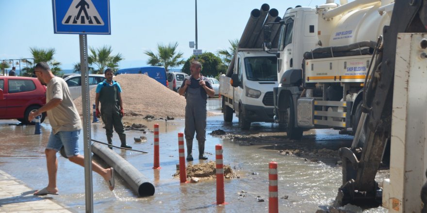 İnşaat kepçesi operatörü ana su borusunu patlattı, caddeyi su bastı