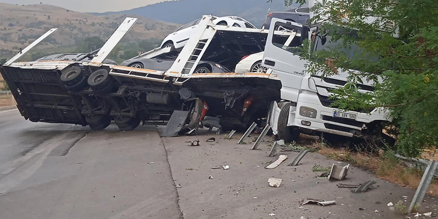 Amasya’da lüks araçları taşıyan tır kaza yaptı