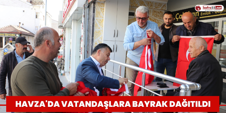 Havza'da vatandaşlara bayrak dağıtıldı