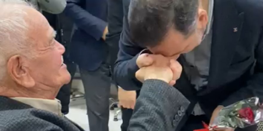Kavak Belediye Başkanı Sarıcaoğlu, İlkokul öğretmeninin elini öptü