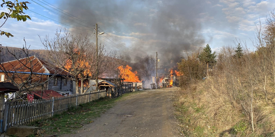 Sinop’ta yangın: 1 ev, 1 ahır ve 1 ambar kül oldu