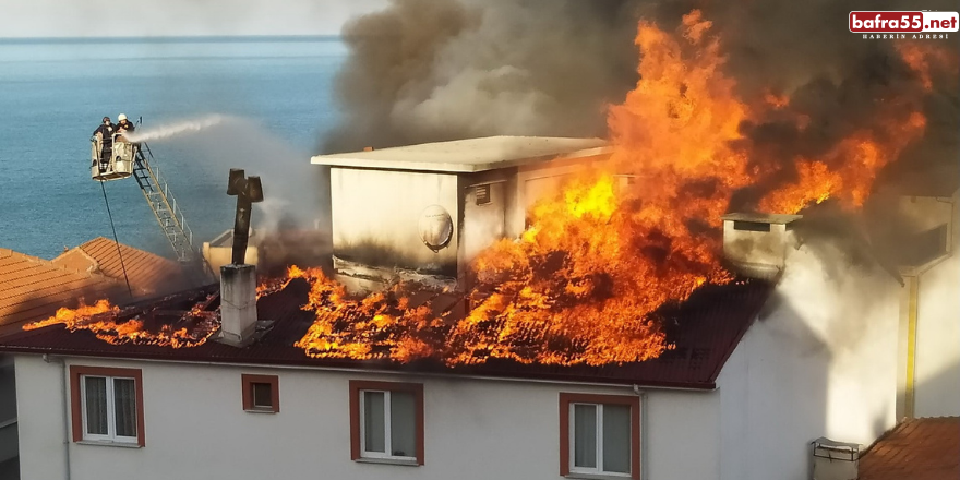 Sinop Türkeli'de apartmanın çatısı alevlere teslim oldu