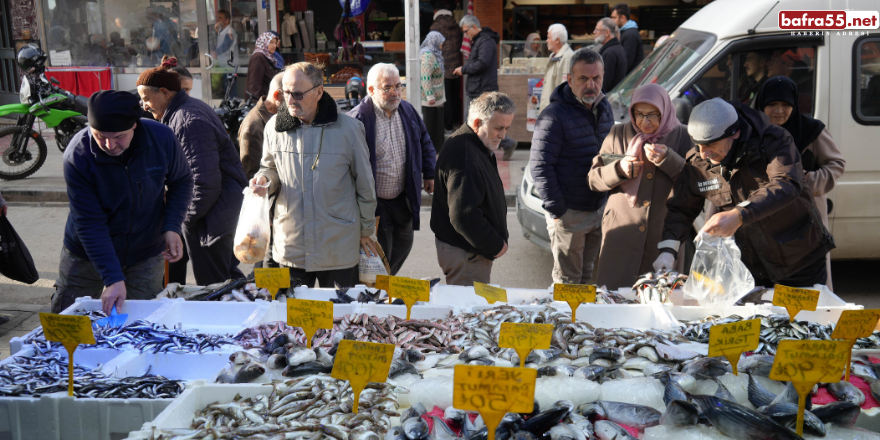 Vatandaşlar hamsiyi alırken fiyatına değil boyuna bakıyor