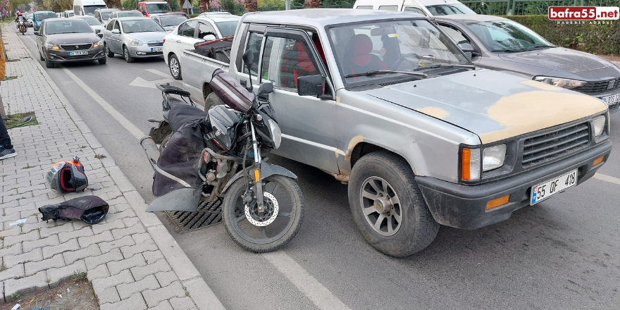 Samsun'da motosiklet kamyonetin kapısına çarptı: 1 yaralı