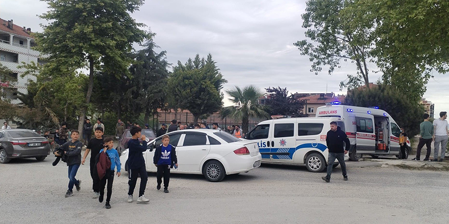 Türkeli’de iki otomobil kafa kafaya çarptıştı