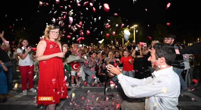 MİLLİ MAÇTA EVLENME TEKLİFİ