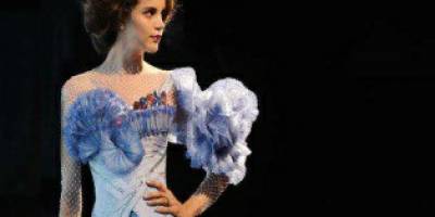 GÜZEL MANKEN ÖRTÜNÜYOR MU?