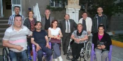 YOLDA KALAN ENGELLİLERE BELEDİYE DESTEĞİ