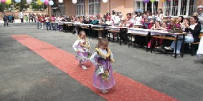 MİNİKLER GERİ DÖNÜŞÜM MALZEMELERİ İLE DEFİLE YAPTI