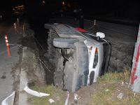 BAFRADA MİNİBÜS ÇUKURA DEVRİLDİ: 1 YARALI