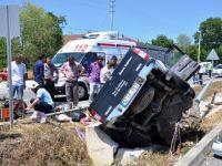 KAMYONET DİĞERE ÇARPTI: 3 YARALI