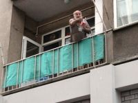 YÜRÜYÜŞE KIZAN YAŞLI ADAM GÖSTERİCİLERE ÇEKİÇ FIRLATTI