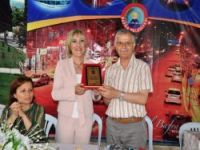 EMEKLİ OLAN ÖĞRETMENE VEDA YEMEĞİ DÜZENLENDİ