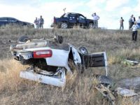 OTOMOBİL BOŞ ARSAYA UÇTU: 2’Sİ AĞIR 5 YARALI