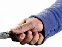 ARKADAŞINI BIÇAKLADI