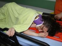 OTOMOBİLİN ÇARPTIĞI GENÇ KIZ AĞIR YARALANDI