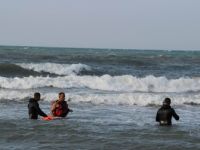 DENİZE GİREN GENÇ KAYBOLDU, ARKADAŞI KURTARILDI