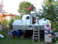 BAHÇESİNDE YELKENLİ KATAMARAN YAPTI