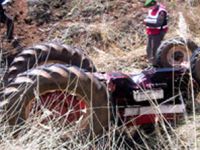 YAKAKENTDE TRAKTÖR DEVRİLDİ: 3 YARALI