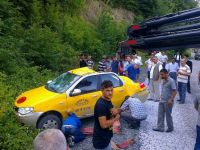 KAYAN ARAÇ BARAJA UÇTU: 2 YARALI