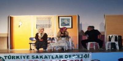 Geçmişten Geleceğe Adlı Oyun Ayakta Alkışlandı