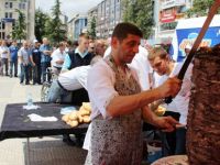 DAVADAN KAZANDIĞI PARAYLA BEDAVA DÖNER DAĞITTI