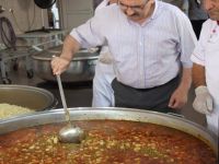 3.500 KİŞİYE YEMEK DAĞITIYOR