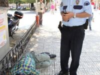 YERDE YATAN ŞAHIS POLİSİ ALARMA GEÇİRDİ