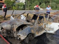 OTOMOBİL DİREĞE ÇARPIP YANDI: 3 YARALI