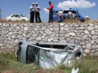 LASTİĞİ PATLAYAN OTOMOBİL : 4 YARALI