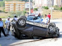 EHLİYETSİZ SÜRÜCÜ OTOMOBİL İLE TAKLA ATTI: 3 YARALI