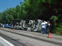 TIR DEVRİLDİ: 1 ÖLÜ