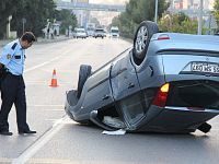 OTOMOBİL TAKLA ATTI: 2 YARALI