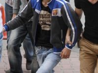 SİLAHLI GENÇ, POLİSTEN KAÇAMADI