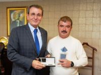 TURAN USTA’DAN MURZİOĞLU’NA TEŞEKKÜR PLAKETİ