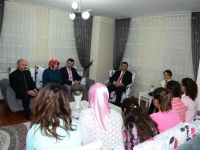 VALİ VE EŞİ, KIZ ÇOCUKLARIN EVİNE KONUK OLDU