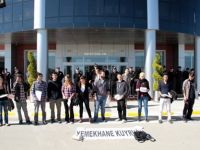 ÖĞRENCİLER YEMEK FİYATLARI İÇİN EYLEM YAPTI